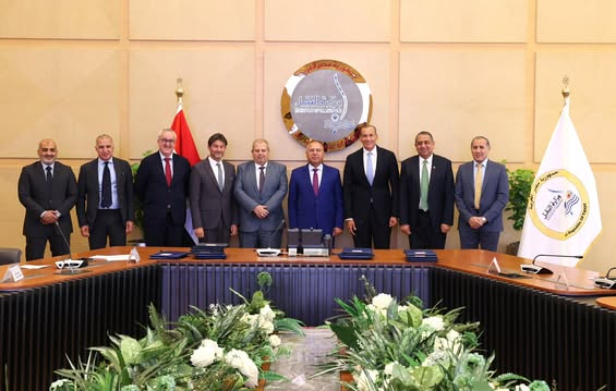 وزير النقل يشهد توقيع عقود لتطوير السكك الحديدية ونظم الإشارات