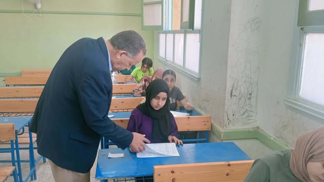 مدير تعليم أسيوط يتفقد لجان امتحانات الشهادة الإعدادية بمدارس أبوتيج في أسيوط