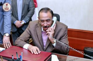 محافظ سوهاج يهنئ الأول على مستوى الشهادة الإعدادية هاتفيًا ويشيد بتفوقه