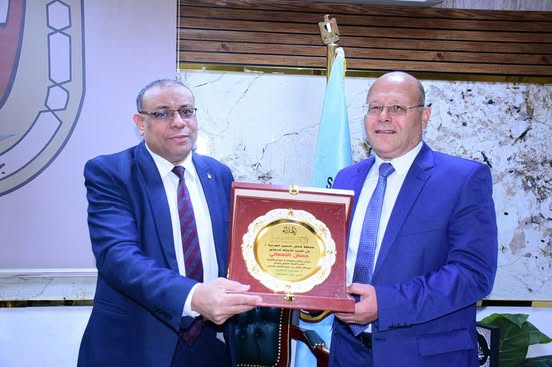 تقديراً لجهوده الأكاديمية والتنموية.. تكريم رئيس جامعة سوهاج من البنك الأهلي المصري