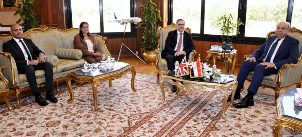 وزير الطيران المدني والسفير البريطاني يبحثان تعزيز الشراكة الاستراتيجية وتوسيع التعاون في النقل الجوي والتكنولوجيا