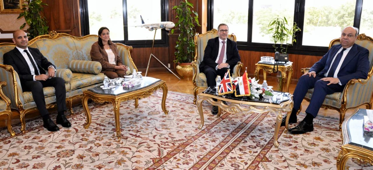 وزير الطيران المدني والسفير البريطاني يبحثان تعزيز الشراكة الاستراتيجية وتوسيع التعاون في النقل الجوي والتكنولوجيا