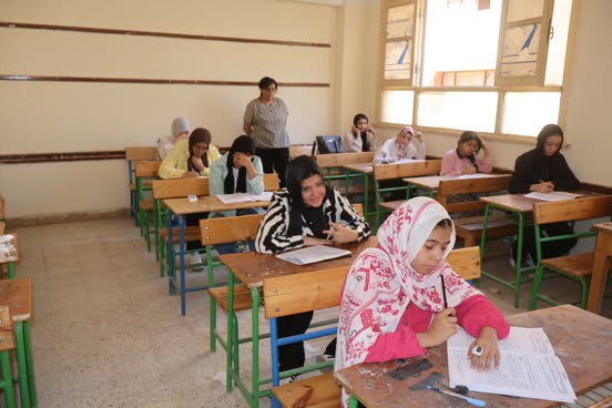 محافظ سوهاج يتفقد امتحانات الدبلومات الفنية والإعدادية
