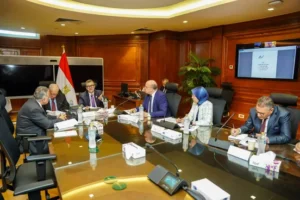 وزير التخطيط يترأس اجتماع لجنة الاستثمار