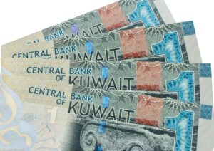 استقرار سعر الدينار الكويتي أمام الجنيه في تعاملات اليوم