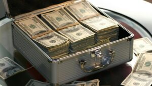 «الأموال الساخنة» تقود تقلبات سعر العملة.. «كفة الجنيه» تتأرجح أمام الدولار فى «ميزان الإنتربنك»