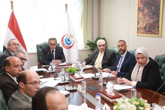 وزير الصحة يجتمع برؤساء مجلس إدارة الهيئة العامة للمستشفيات والمعاهد التعليمية