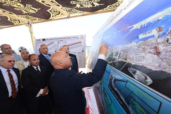 وزير النقل يتفقد مشروعات ميناء الإسكندرية الكبير