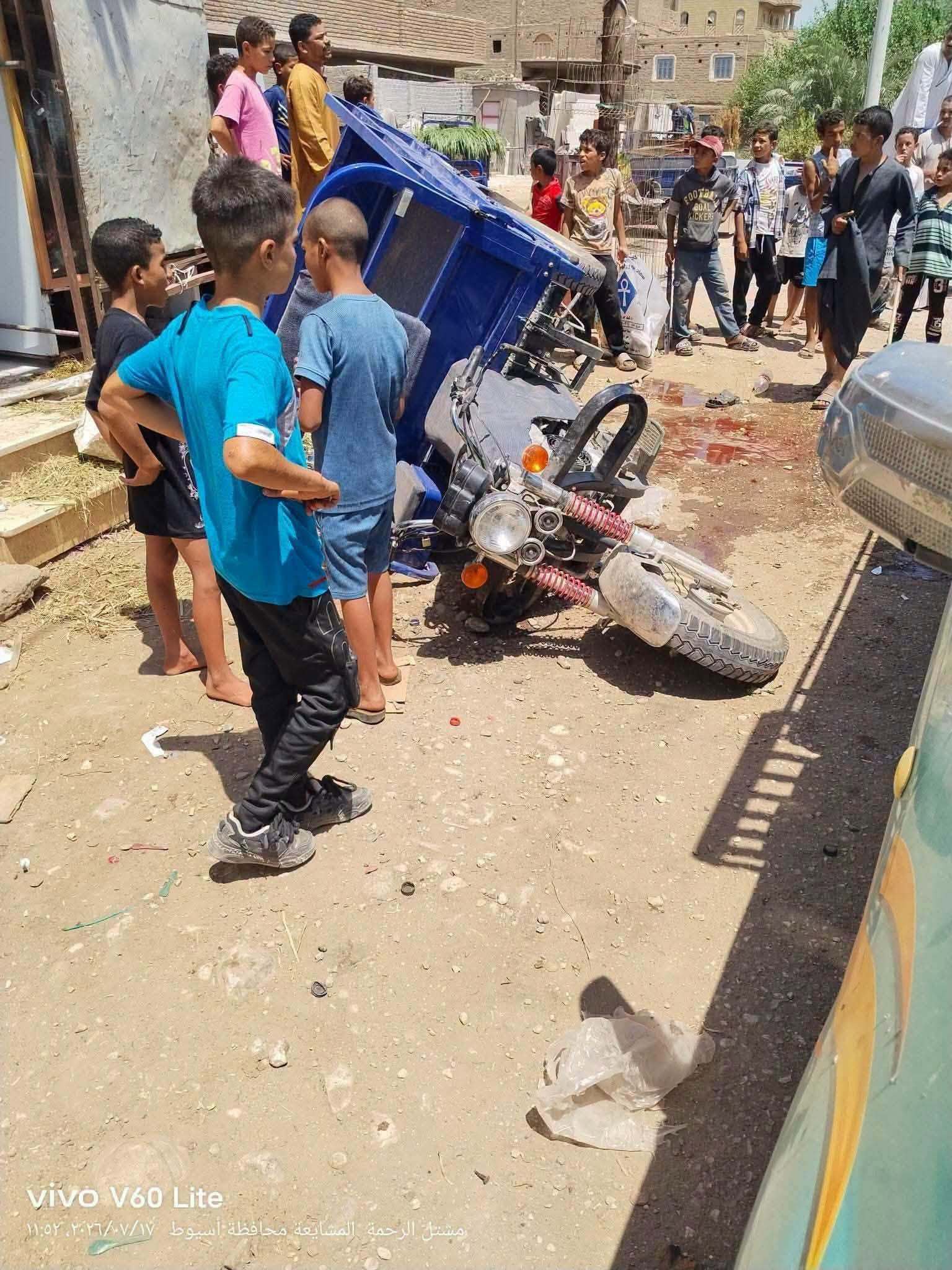 مصرع شخص وإصابة 2 آخرين في حادث تصادم بأسيوط