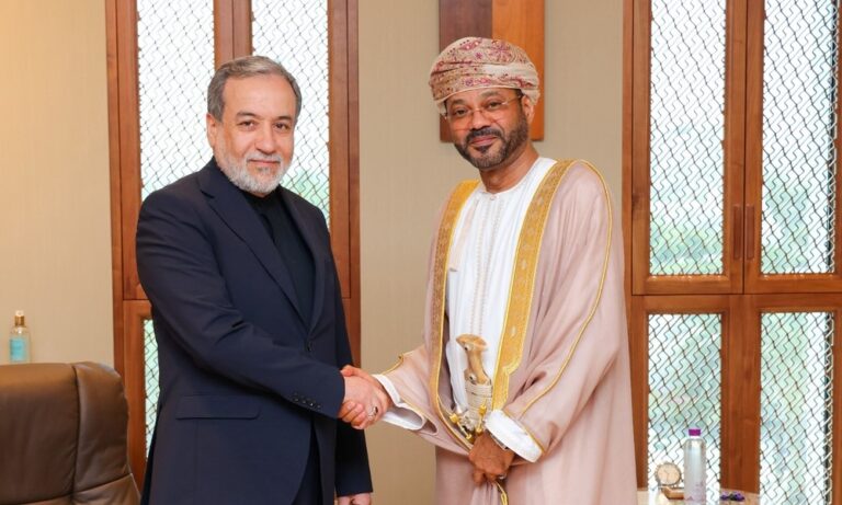 وزير خارجية إيران يبحث في عُمان أمن الملاحة في مضيق هرمز