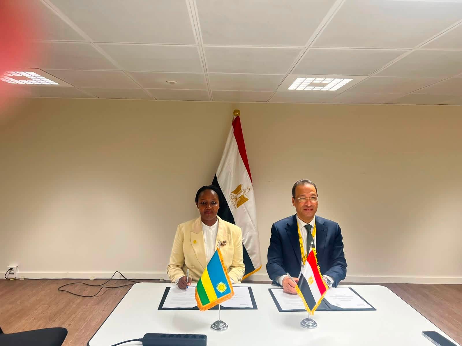 وزير الاتصالات يوقع مع نظيرته الرواندية مذكرة تفاهم لتعزيز التعاون في الذكاء الاصطناعي والتحول الرقمي بين البلدين