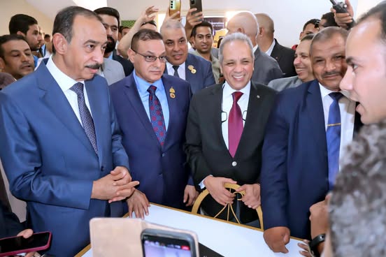 محافظ سوهاج: توفير 2400 فرصة عمل للشباب وتسليم 17 عقد عمل