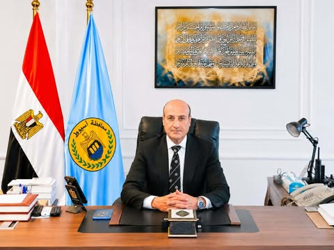 محافظ أسيوط يوقف أعمال النظافة ميدانيًا خلال ساعات الذروة بسبب موجة الحر