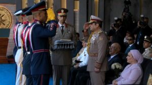 الرئيس ​السيسي يسلم علم القوات المسلحة لرفعه فوق مقر القيادة الاستراتيجية بالعاصمة الإدارية