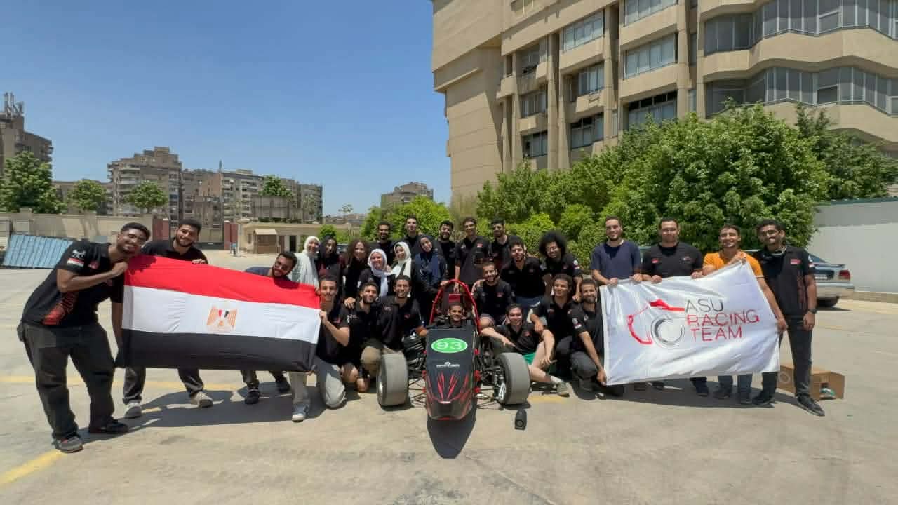 جامعة عين شمس تشارك بأول سيارة سباق كهربائية في “سيلفرستون”