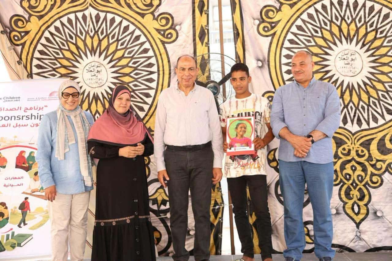 بقيمة 650 ألف جنيه.. محافظ المنيا يسلم شيكات دعم مالي لـ80 شابًا من أصحاب المشروعات الصغيرة