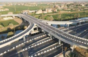 انعكست على معدلات النمو والاستثمار والصادرات.. البنية التحتية «حجر أساس» التنمية