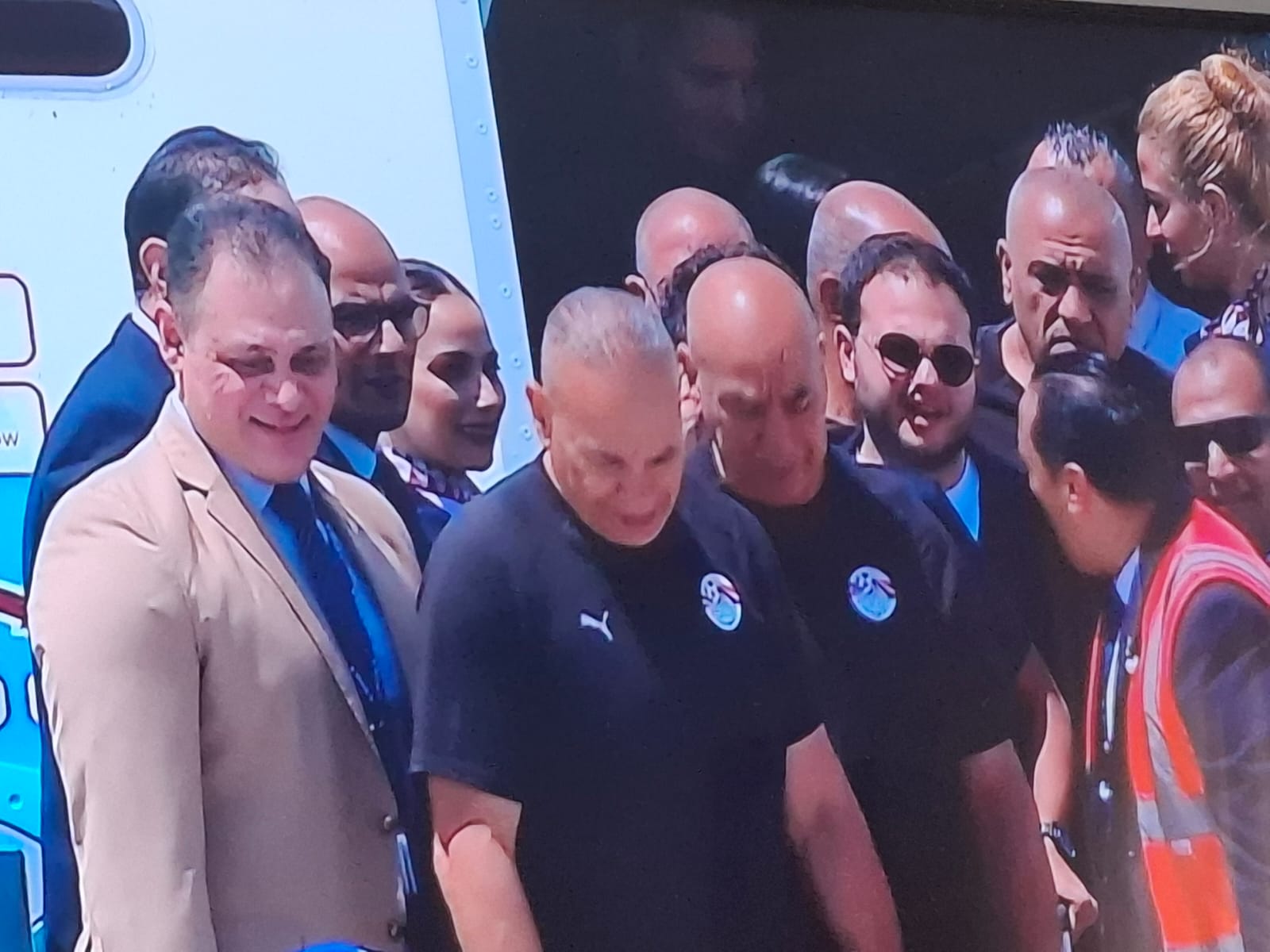استعدادات غير مسبوقة بمطار العلمين لاستقبال أبطال مصر.. ورش المياه يحتفي بعودة الفراعنة