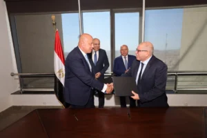 وزيرا الطيران المدني والنقل يشهدان توقيع بروتوكول لتنفيذ أعمال مشروعات رفع كفاءة وصيانة الممرات الرئيسية والخدمية والطرق الداخلية بالمطارات