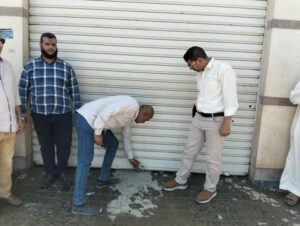 غلق وتشميع 8 منشآت مخالفة لتراخيص المحال بقرية بني عديات بأسيوط