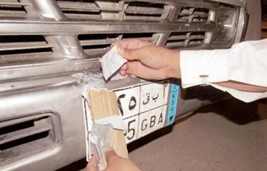 حجز قائد سيارة لحين ورود التحريات بتهمة مخالفة قواعد المرور وطمس اللوحات