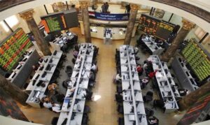 الأكثر تأثرًا والسيولة قد تتجه للأسهم الصغيرة.. مؤشر EGX30 تحت حصار الحرب