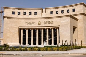 المركز المصري: التوترات الجيوسياسية تفرض “وضعا طبيعيا جديد” والبنوك المركزية تنتظر حتى تتضح الرؤية