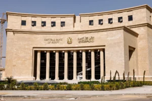 المركز المصري: التوترات الجيوسياسية تفرض “وضعا طبيعيا جديد” والبنوك المركزية تنتظر حتى تتضح الرؤية