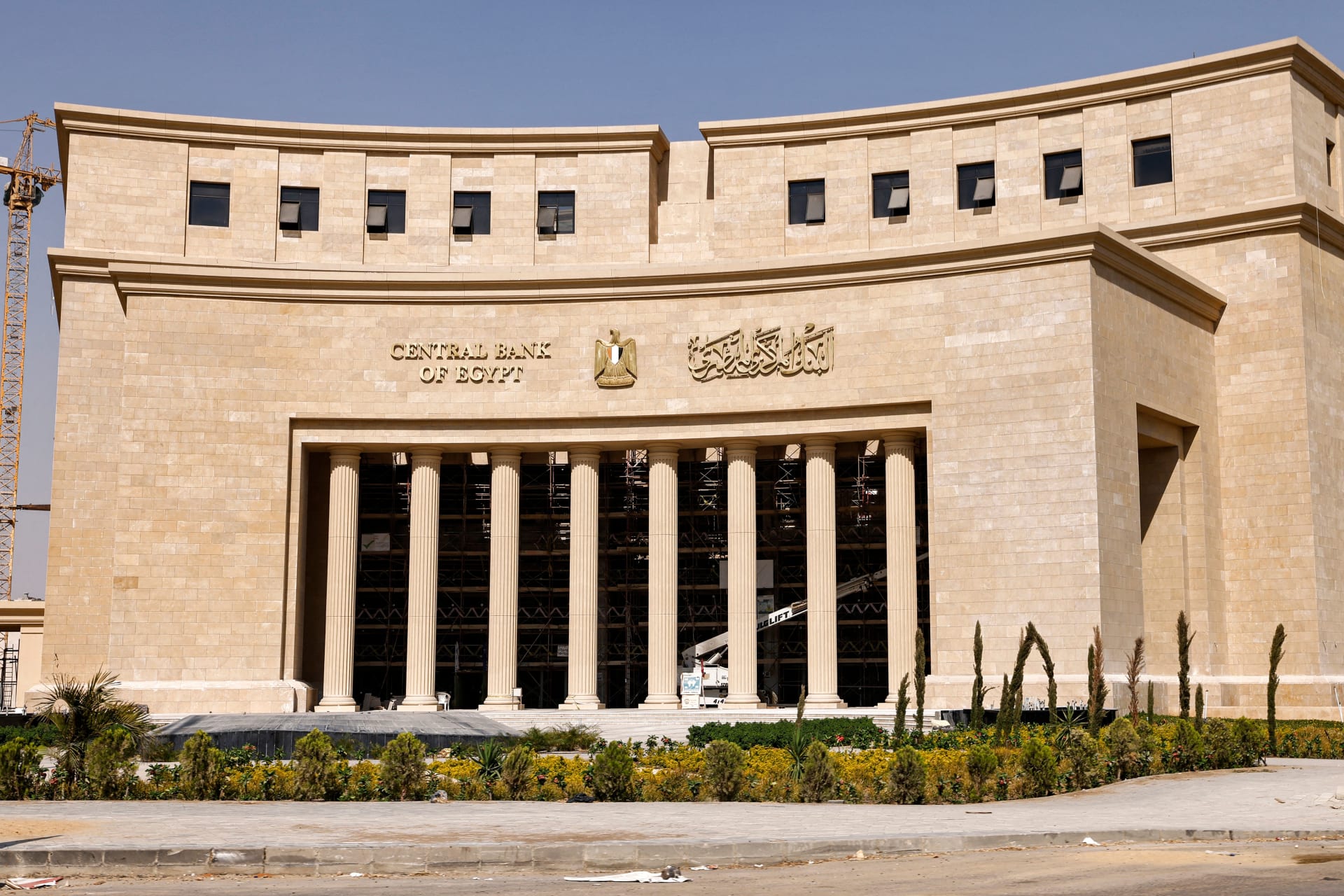المركز المصري: التوترات الجيوسياسية تفرض “وضعا طبيعيا جديد” والبنوك المركزية تنتظر حتى تتضح الرؤية