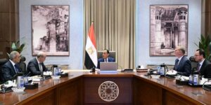 رئيس الوزراء يتابع مع وزير الطيران المدني ووزير البترول ملفات التعاون المشترك لتأمين احتياجات القطاع ودعم إنتاج وقود الطيران المستدام