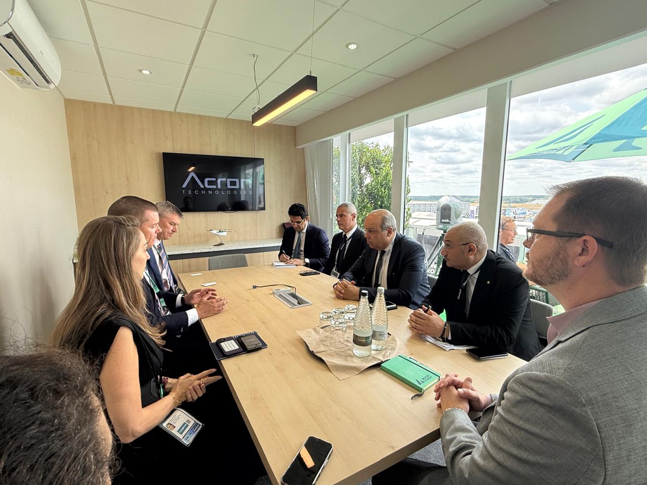 وزير الطيران المدني يبحث مع «Acron Aviation» البريطانية توسيع التعاون في تقنيات التدريب والمحاكاة المتقدمة.