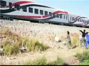 النقل: ملاحقة قانونية لمرتكبي رشق قطار أسوان بالحجارة