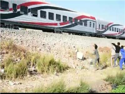 النقل: ملاحقة قانونية لمرتكبي رشق قطار أسوان بالحجارة