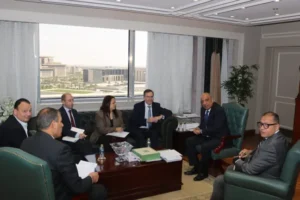 وزير الكهرباء يستقبل سفير بريطانيا بالقاهرة لبحث تعزيز الشراكة