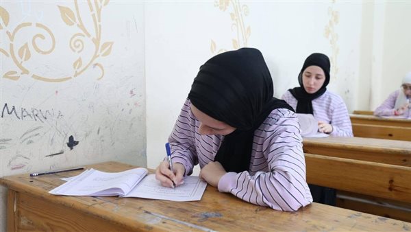 امتحان الفيزياء يثير الجدل بين طلاب الثانوية العامة.. و”أمهات مصر” تكشف التفاصيل