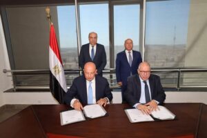 وزيرا النقل والطيران المدني يوقعان بروتوكولًا لتطوير وصيانة ممرات وطرق المطارات المصرية