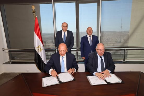 وزيرا النقل والطيران المدني يوقعان بروتوكولًا لتطوير وصيانة ممرات وطرق المطارات المصرية