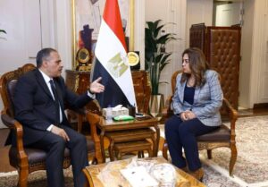 وزيرة التنمية تعقد اجتماعًا مع محافظ الشرقية لمتابعة الوضع الراهن لمنظومة المخلفات