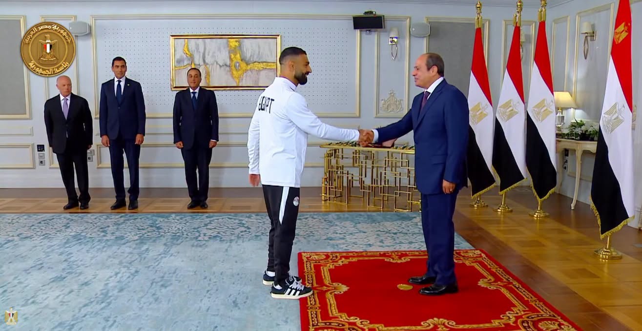 السيسي يستقبل المنتخب ويمنحه كأس الجدارة وأوسمة تكريمية