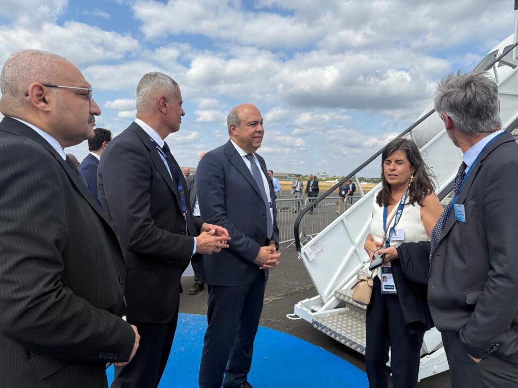 وزير الطيران المدني يبحث مع «إيرباص» مستجدات برنامج تسليم طائرات A350 لمصر للطيران ويتفقد أحدث تقنيات كابينة الطائرة الايرباص A321XLR