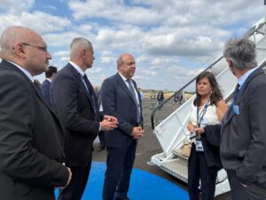 وزير الطيران المدني يبحث مع «إيرباص» مستجدات برنامج تسليم طائرات A350 لمصر للطيران ويتفقد أحدث تقنيات كابينة الطائرة الايرباص A321XLR