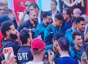 وزير الطيران ورئيس المصرية للمطارات في مقدمة مستقبلي الفراعنة بمطار العلمين.. استقبال رسمي يليق بأبطال مصر