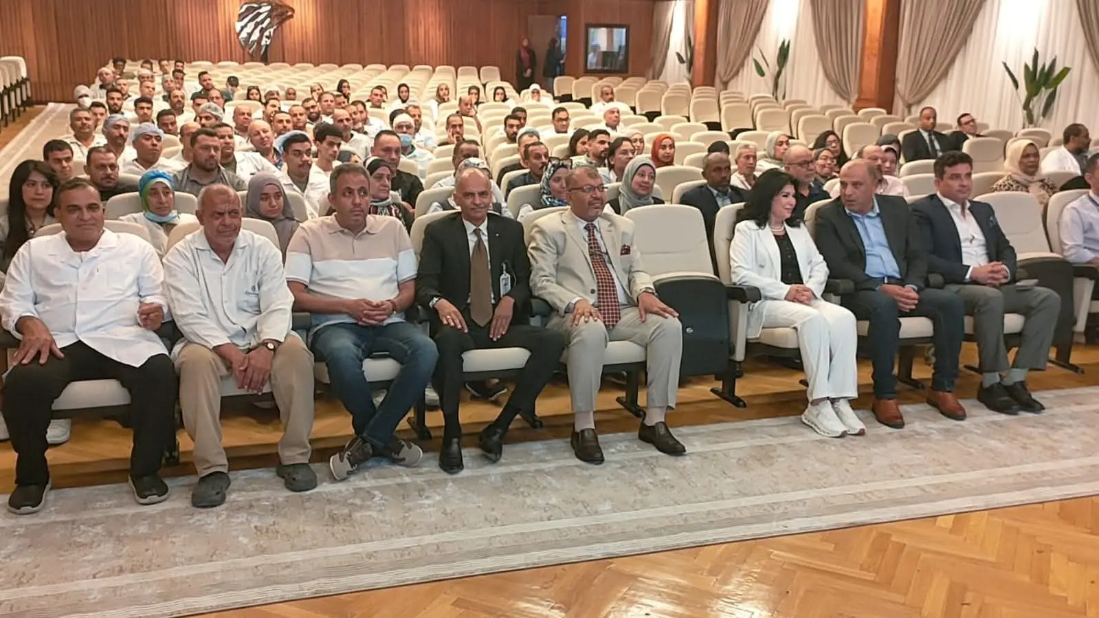 العاملون بمصر للطيران للخدمات الجوية يحتفون بسهير موسى في مشهد يجسد ثقافة الانتماء