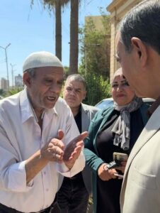 محافظ سوهاج يستجيب لمواطن استوقفه بالشارع ويصطحبه لمقر الوحدة المحلية لحل مشكلته