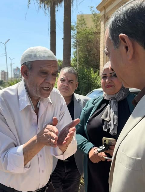 محافظ سوهاج يستجيب لمواطن استوقفه بالشارع ويصطحبه لمقر الوحدة المحلية لحل مشكلته