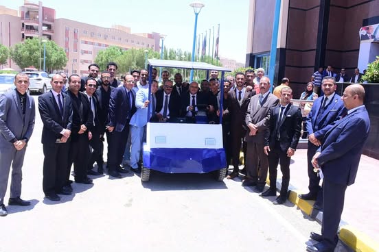 طلاب كلية التكنولوجيا والتعليم بجامعة سوهاج يبتكرون سيارة كهربائية تعمل بالطاقة الشمسية