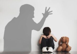 مأساة 4 أطفال تعرضوا للضرب على يد والدهم..المتهم: بلاغ كيدي من طليقتى