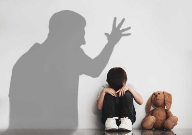 مأساة 4 أطفال تعرضوا للضرب على يد والدهم..المتهم: بلاغ كيدي من طليقتى