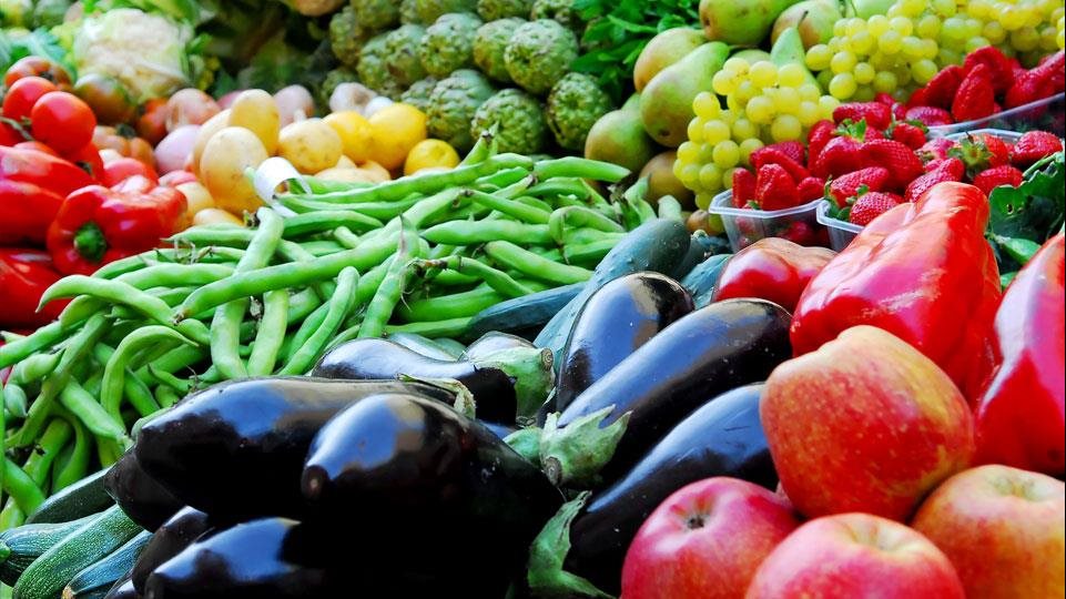انخفاض أسعار الخضروات والفاكهة بالأسواق اليوم