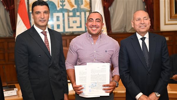 وزير الصناعة ومحافظ القاهرة يسلمان 40 عقد تقنين أوضاع لمصانع وورش بمنطقة شق الثعبان الصناعية